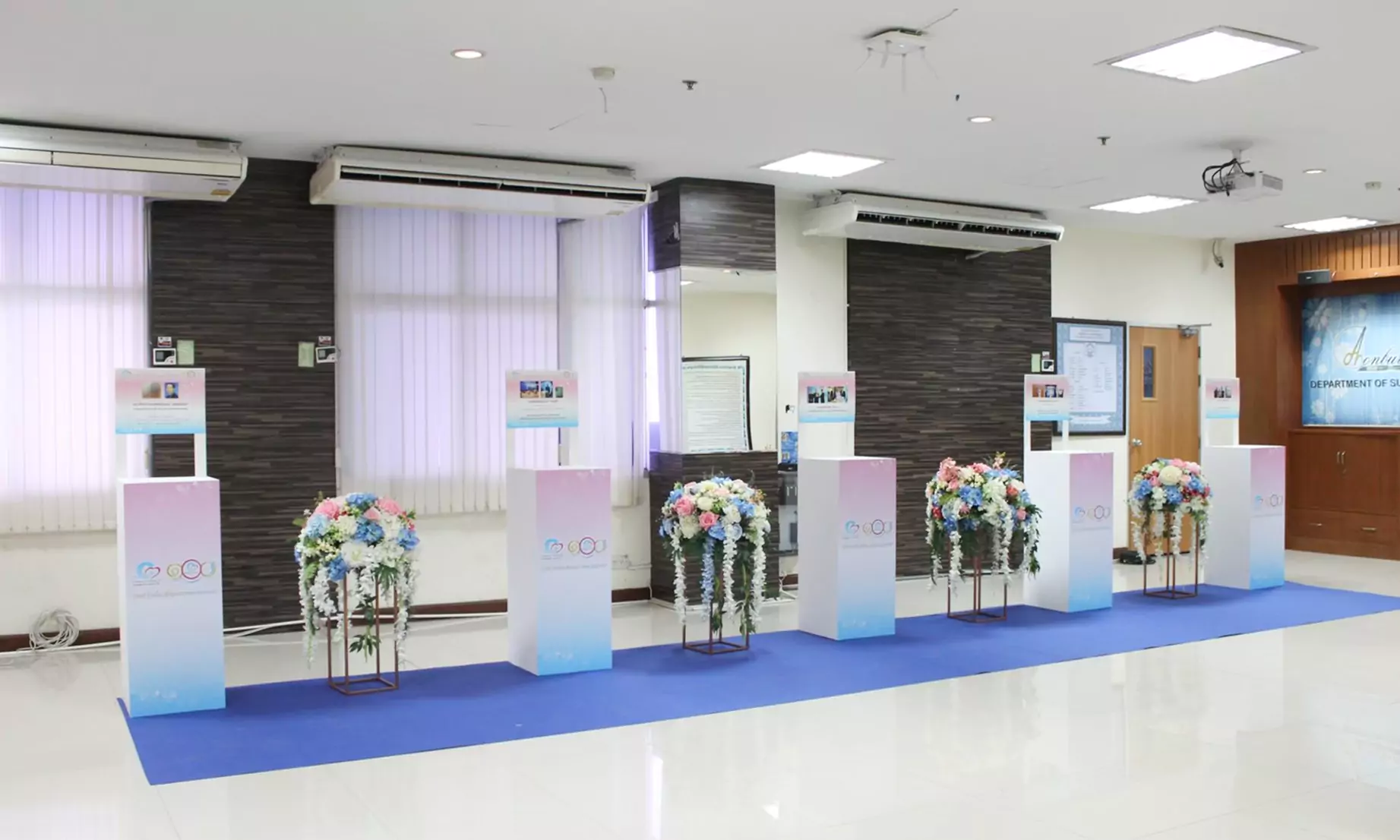 บูธให้ความรู้ มีพุ่มดอกไม้ตกแต่ง