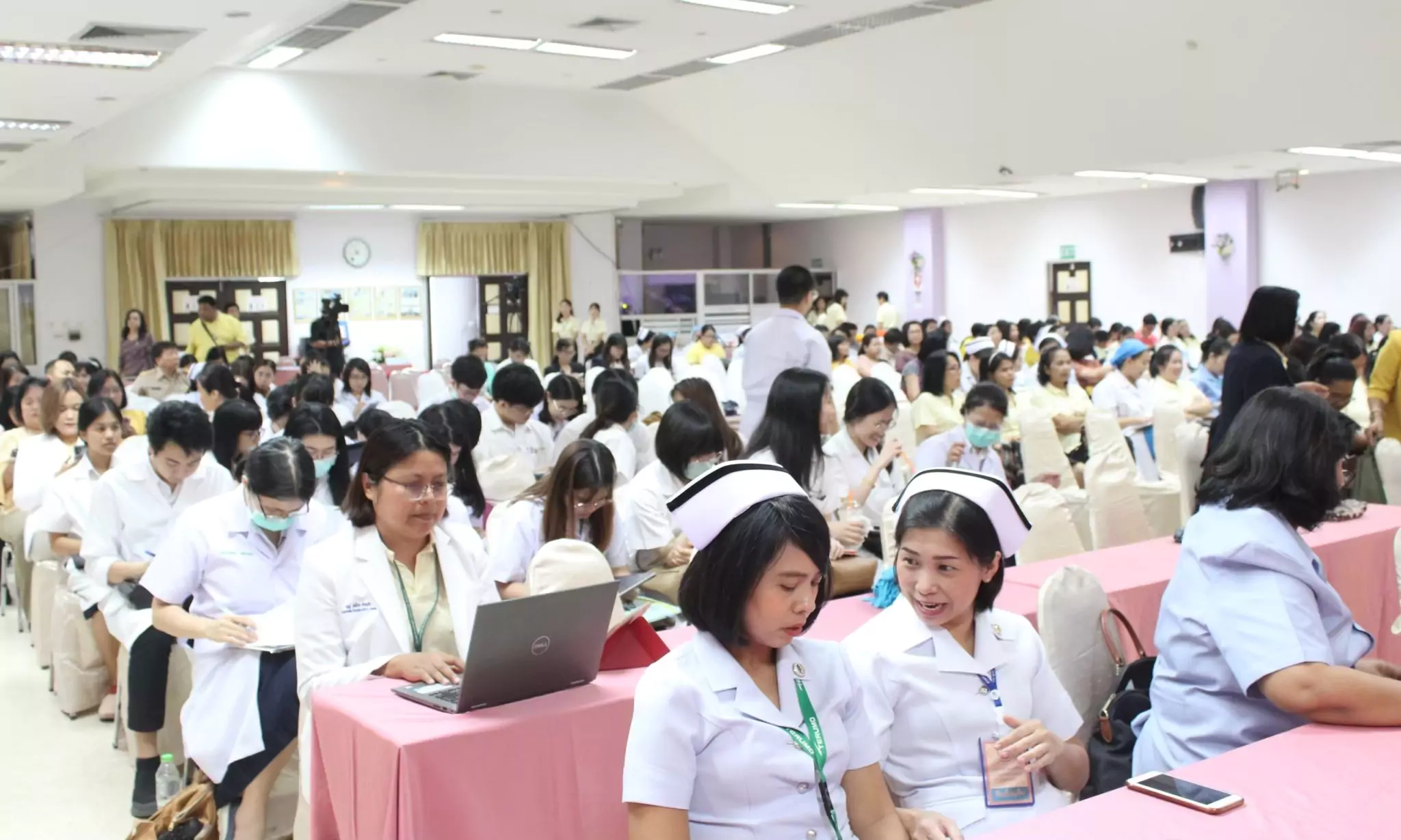 บรรยาการการอบรม มีบุคลากรทางการแพทย์นั่งฟัง