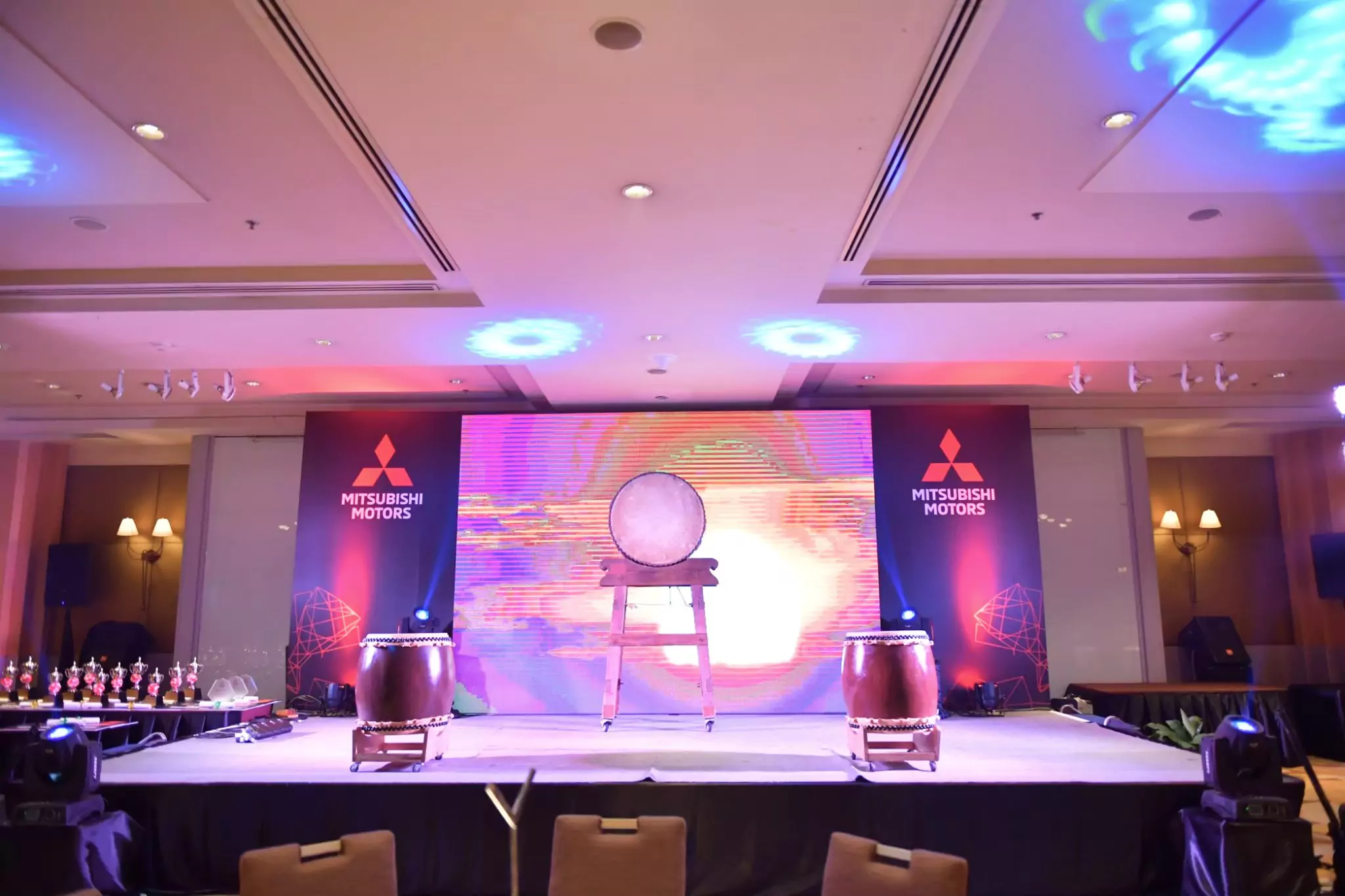 กลองพื้นเมืองวางอยุ่บนเวที ด้านหลังเป็นจอภาพ