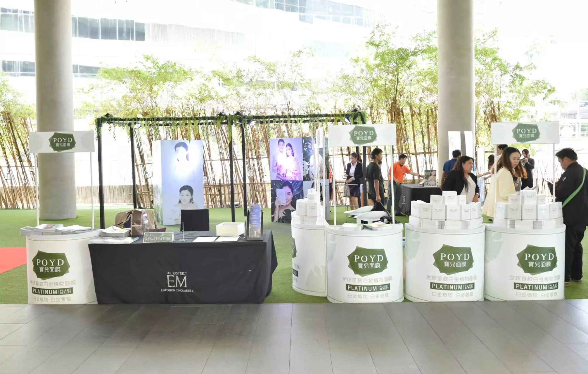 บูธแสดงสินค้าสีขาว